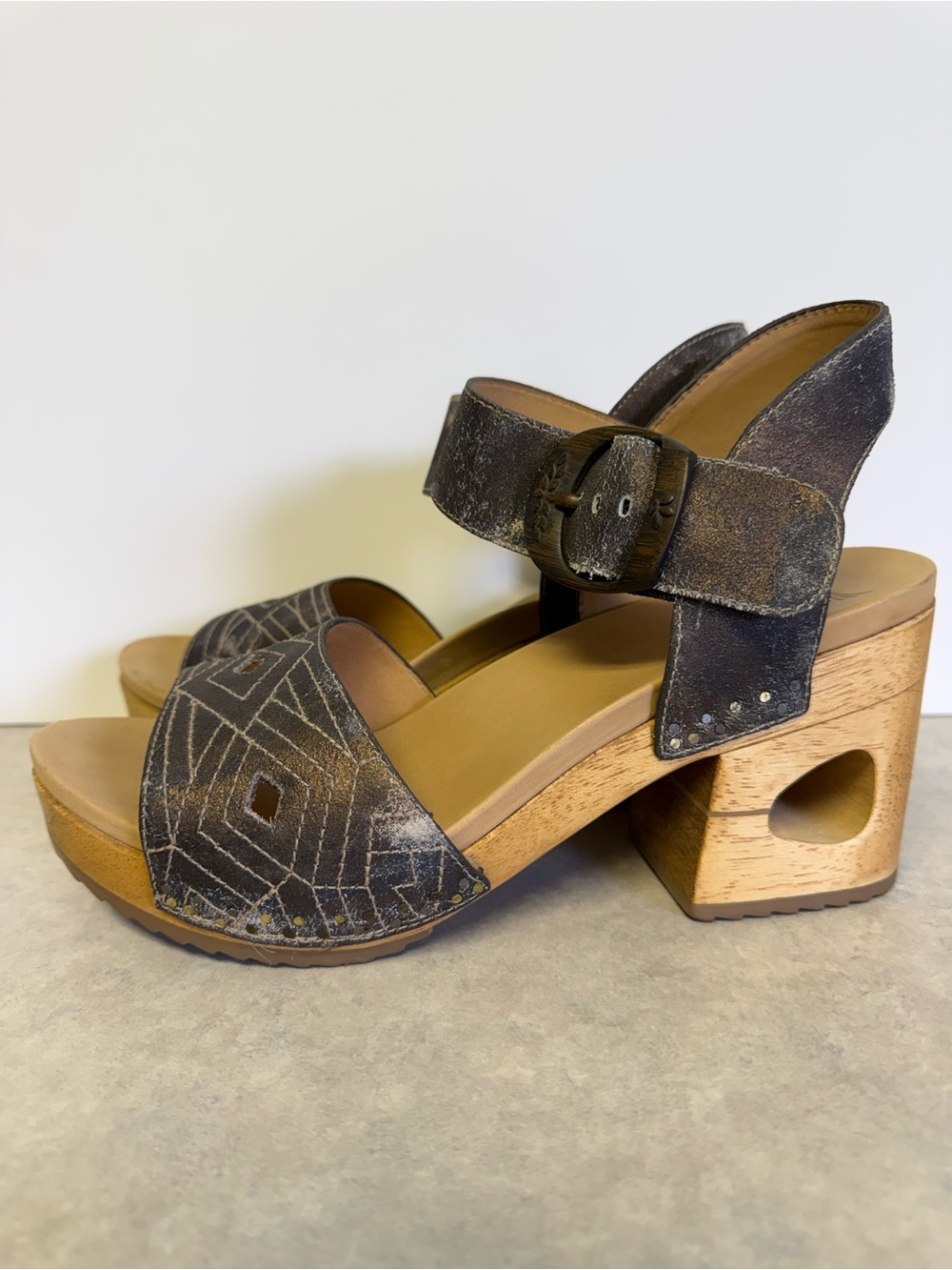 Dansko Size 39 Distress Metallic Leather Platform Sandals Wood Block Heel Brazil